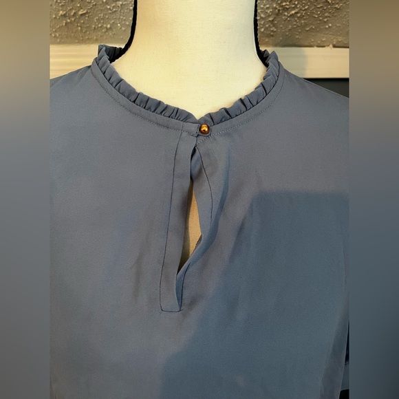 Beautiful blouse with gold detailing - Picture 2 of 5